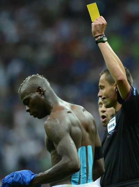 Balotelli phải nhận thẻ vàng cho lỗi cởi áo ăn mừng.